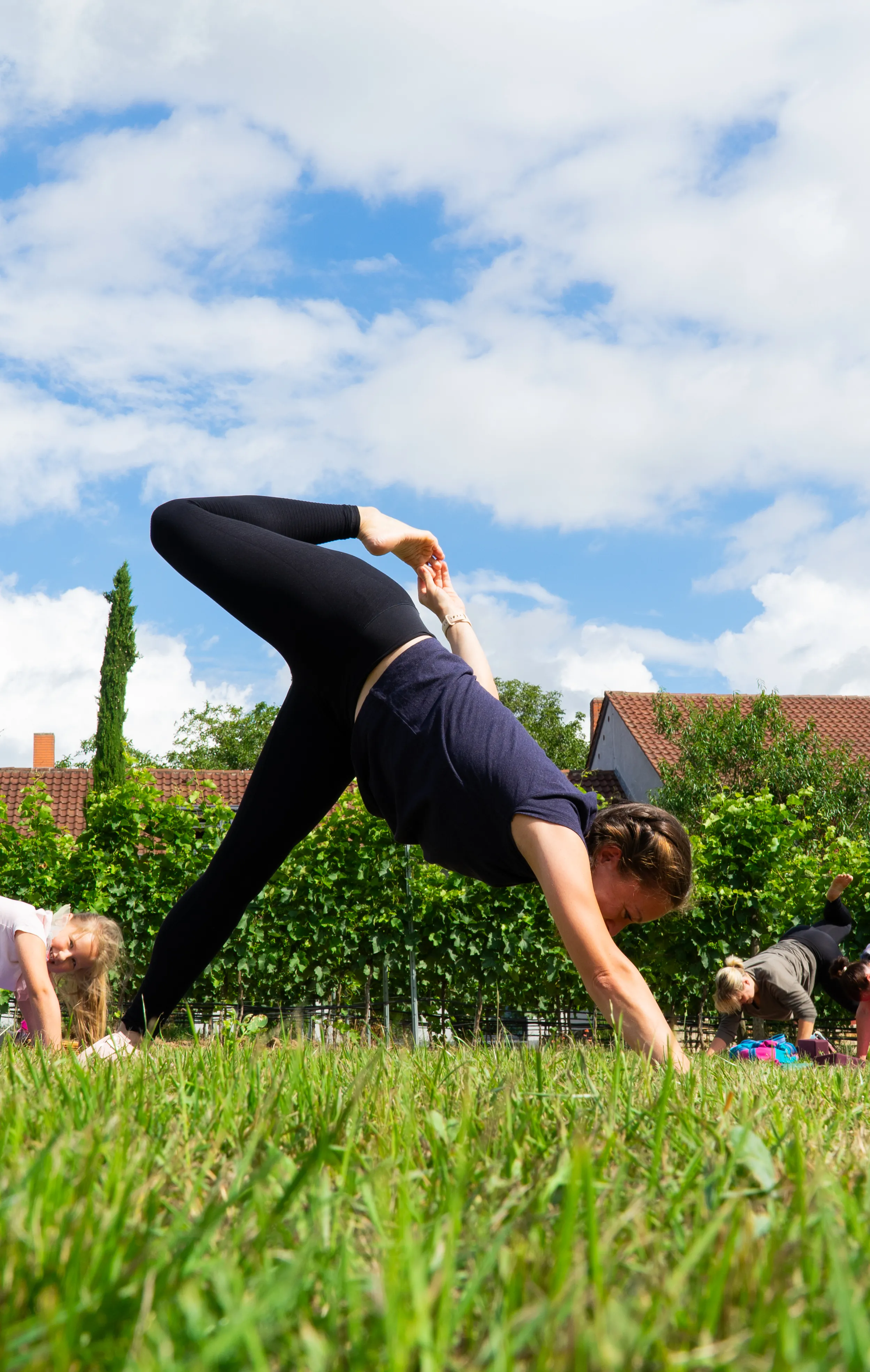 Melanie in Krieger-Variation beim Power Yoga im Weingut in Worms