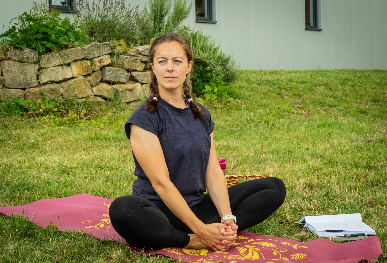 Melanie beim Power Yoga im Yogagarten in Worms-Pfeddersheim – ruhig sitzend mit zusammengeführten Fußsohlen