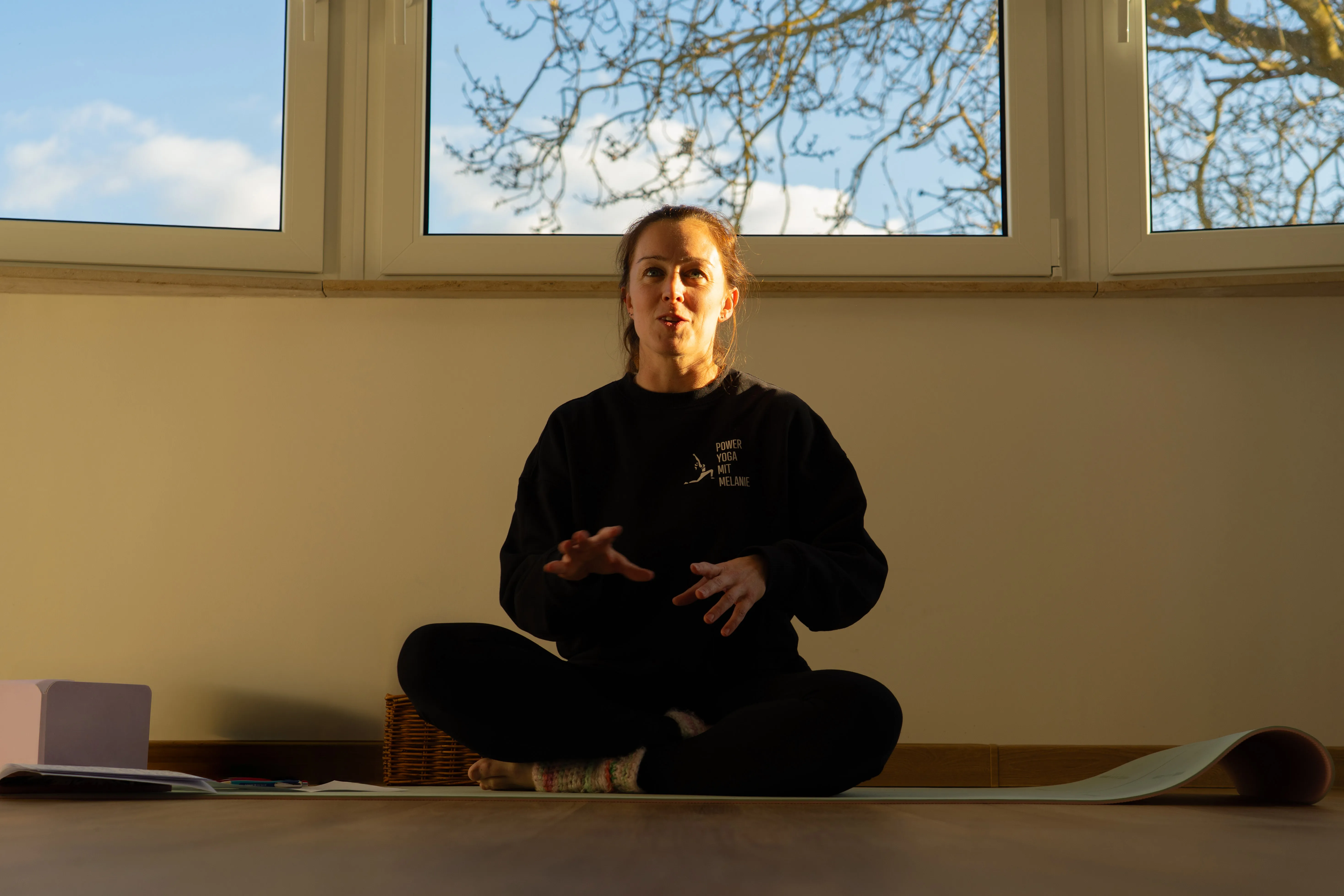 Power Yoga mit Melanie im Wohlfühlraum am Eisbachtaler Wiesenhof in Worms-Heppenheim