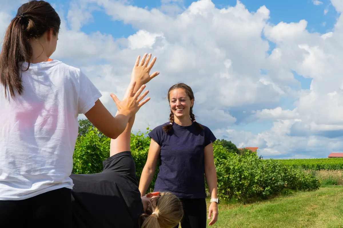 Melanie gibt Hilfestellung beim Yoga Kurs auf der Eventwiese des Weingut Pfannebecker in Worms-Pfeddersheim
